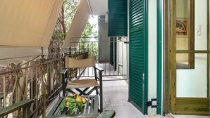 A balcony with a metal railing, a bench, and a table with lemons and greens. - Studio Apartment 'Old Boat Double Studio 2' with Sea View, Wi-Fi and Air Conditioning (Lefkada)