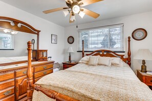 2 bedrooms, iron/ironing board, travel cot, WiFi - Dog-Friendly Denver Apartment w/ Shared Yard! (Denver)