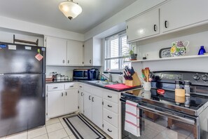 Réfrigérateur, micro-ondes, plaque de cuisson, cafetière/bouilloire