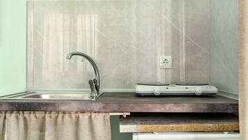 Frigorifero, piano cottura, bollitore elettrico, tostapane