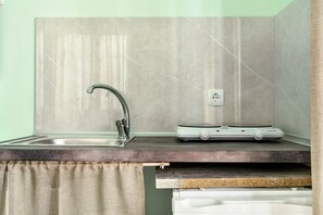 Een koelkast, een kookplaat, een waterkoker, een broodrooster