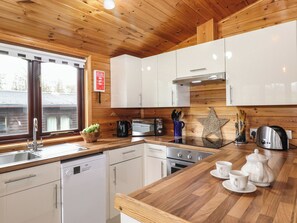 Fridge, dishwasher, electric kettle, toaster - Latrigg Lodge (Keswick)