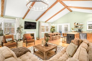 Smart-TV, Kamin, Tischfußball