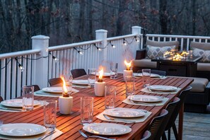 Outdoor dining - Luxe Design, Hot Tub, Sauna, Sleeps 14, Pets OK (McGaheysville)