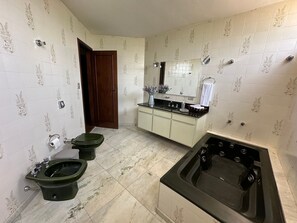 Villa | Bagno | Doccia, soffione a pioggia, asciugacapelli, bidet