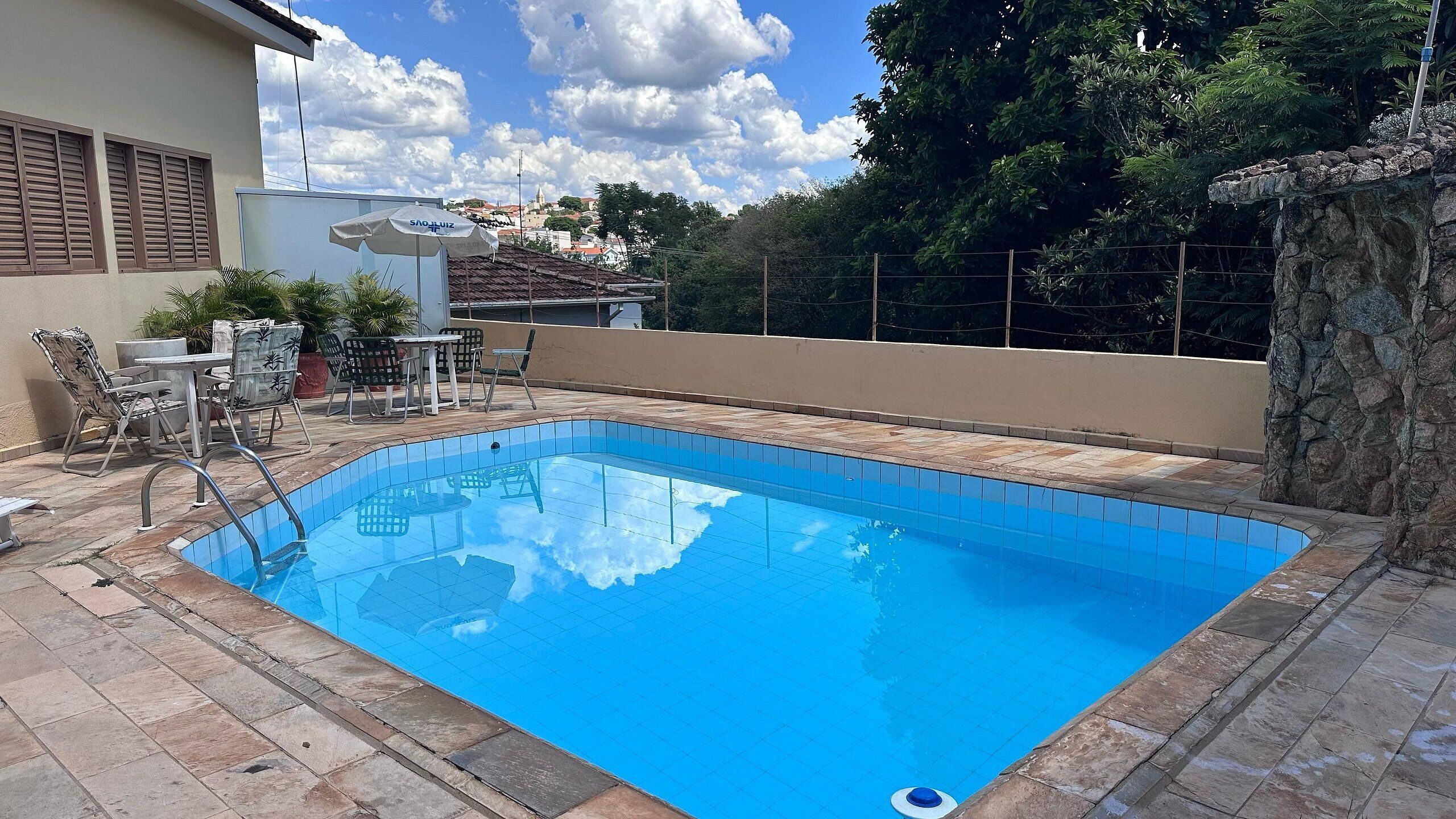 Basic-Villa | Pool | Außenpool, Sonnenschirme, Liegestühle