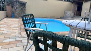 Villa básica | Alberca | Alberca al aire libre, sombrillas en la alberca y camastros 