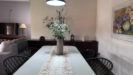 Basic Villa | Dining