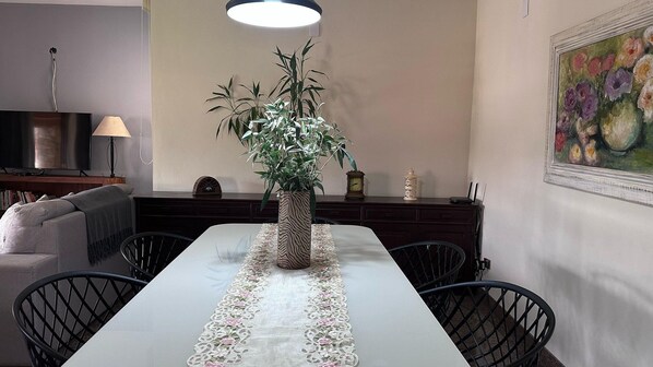 Basic Villa | Dining