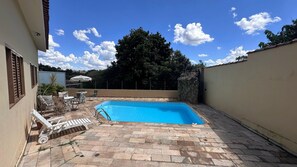 Eenvoudige villa | Zwembad | Een buitenzwembad, parasols voor strand/zwembad