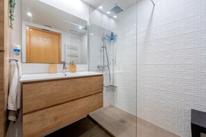 Shower, hair dryer, towels - Apartment 'Sunset- Spa and Bbq' with Sea View, Wi-Fi and Air Conditioning (Calafell)