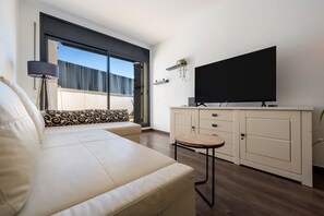 TV - Apartment 'Sunset- Spa and Bbq' with Sea View, Wi-Fi and Air Conditioning (Calafell)