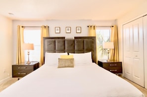 4 bedrooms, iron/ironing board, free WiFi, bed sheets - Family Townhome near Disney! Patio w/Pvt Splash Pool, Modern Decor,Free wifi, Resort w/waterpark! (Kissimmee)