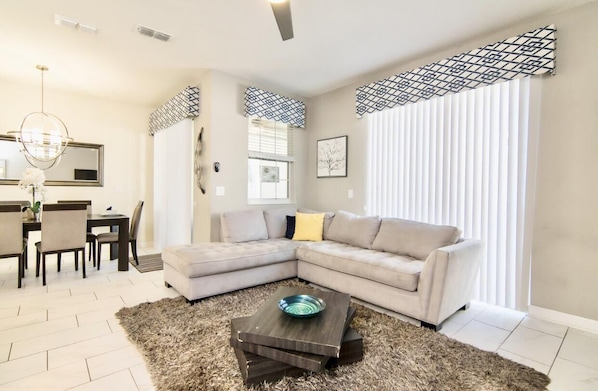 TV - Family Townhome near Disney! Patio w/Pvt Splash Pool, Modern Decor,Free wifi, Resort w/waterpark! (Kissimmee)