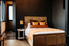 3 bedrooms, WiFi, bed sheets - Beautiful 100 year old building overlooking the square in downtown Crockett.  (Crockett)