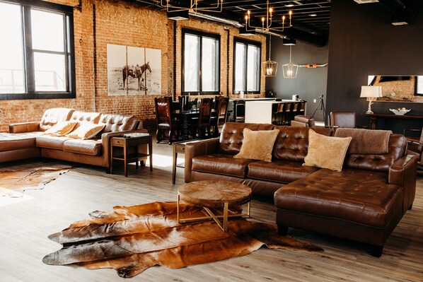 Smart TV - Beautiful 100 year old building overlooking the square in downtown Crockett.  (Crockett)