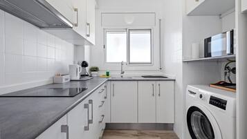 Frigorífico, microondas, horno y placa de cocina