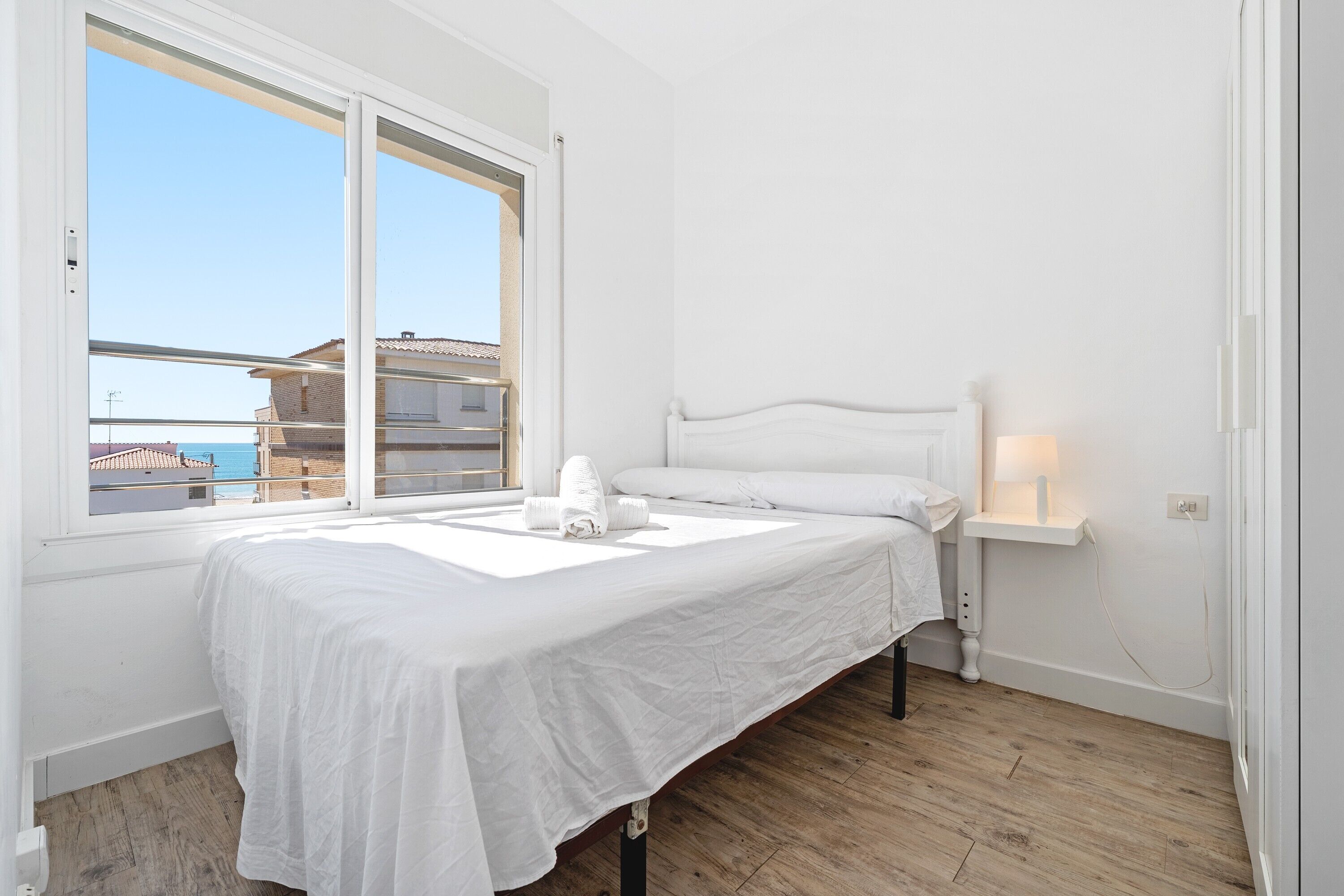 2 室のベッドルーム、アイロン / アイロン台、WiFi (無料)、ベッドシーツ