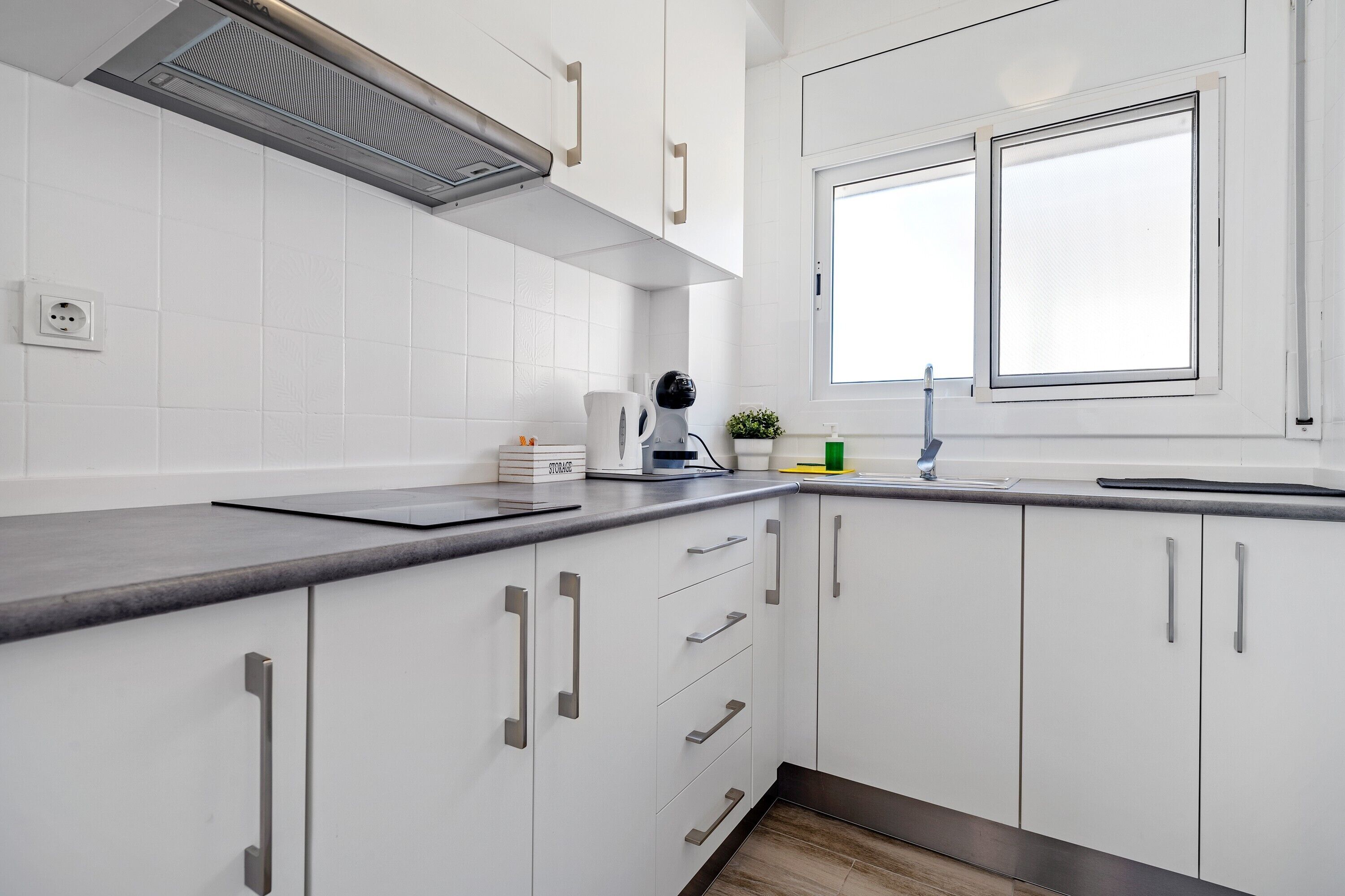 冷蔵庫、電子レンジ、オーブン、コンロ