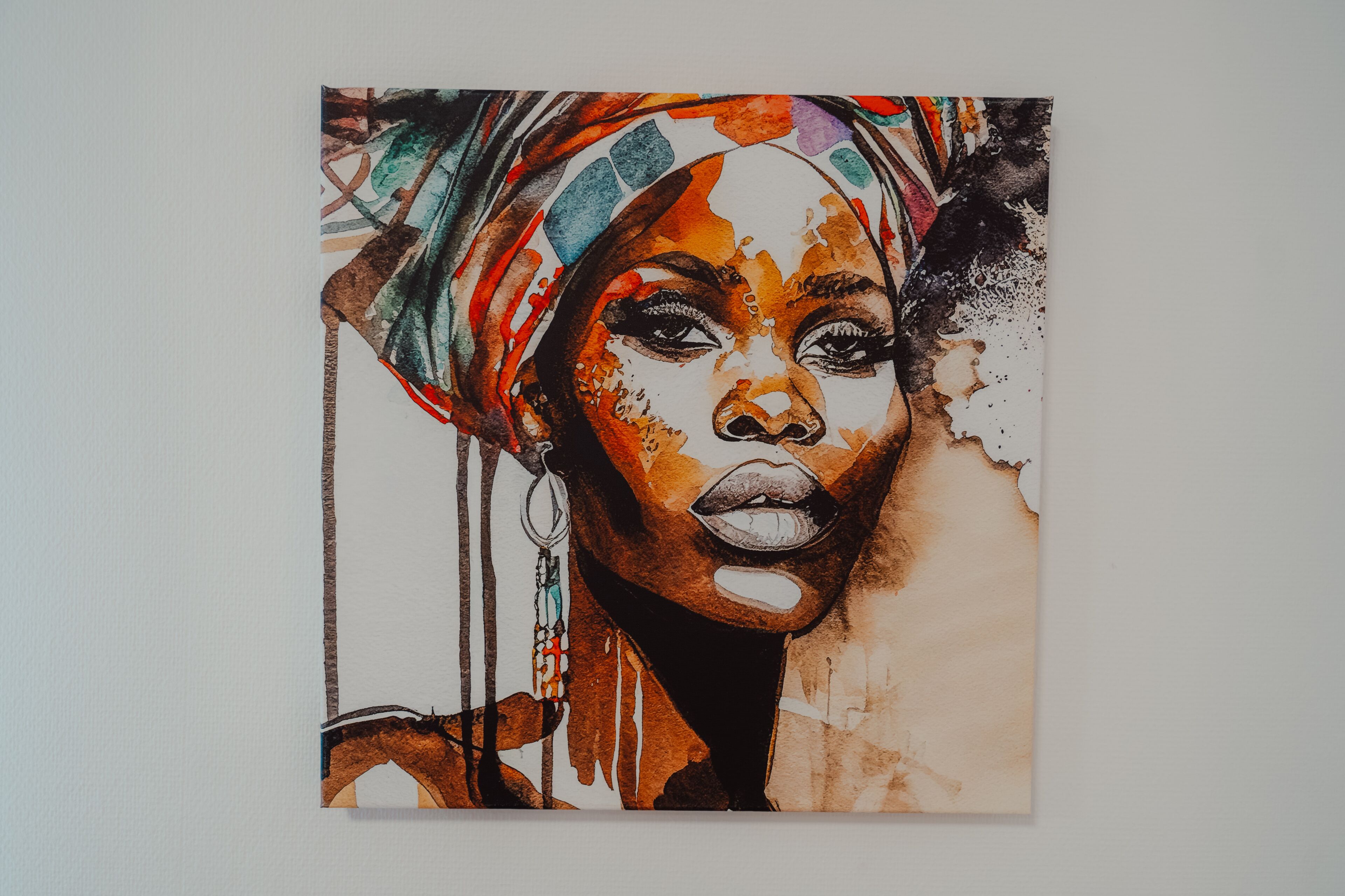 Pintura de una persona con un pañuelo colorido y un arete grande.