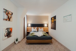 ห้องคอมฟอร์ทดับเบิล | เครื่องนอนป้องกันสารก่อภูมิแพ้, เตียง Select Comfort, โต๊ะทำงาน