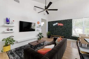 Living area - Heated Salt Water Pool - Vaulted Ceilings - Modern (Dallas)