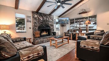 Télévision, cheminée, lecteur de DVD, imprimantes