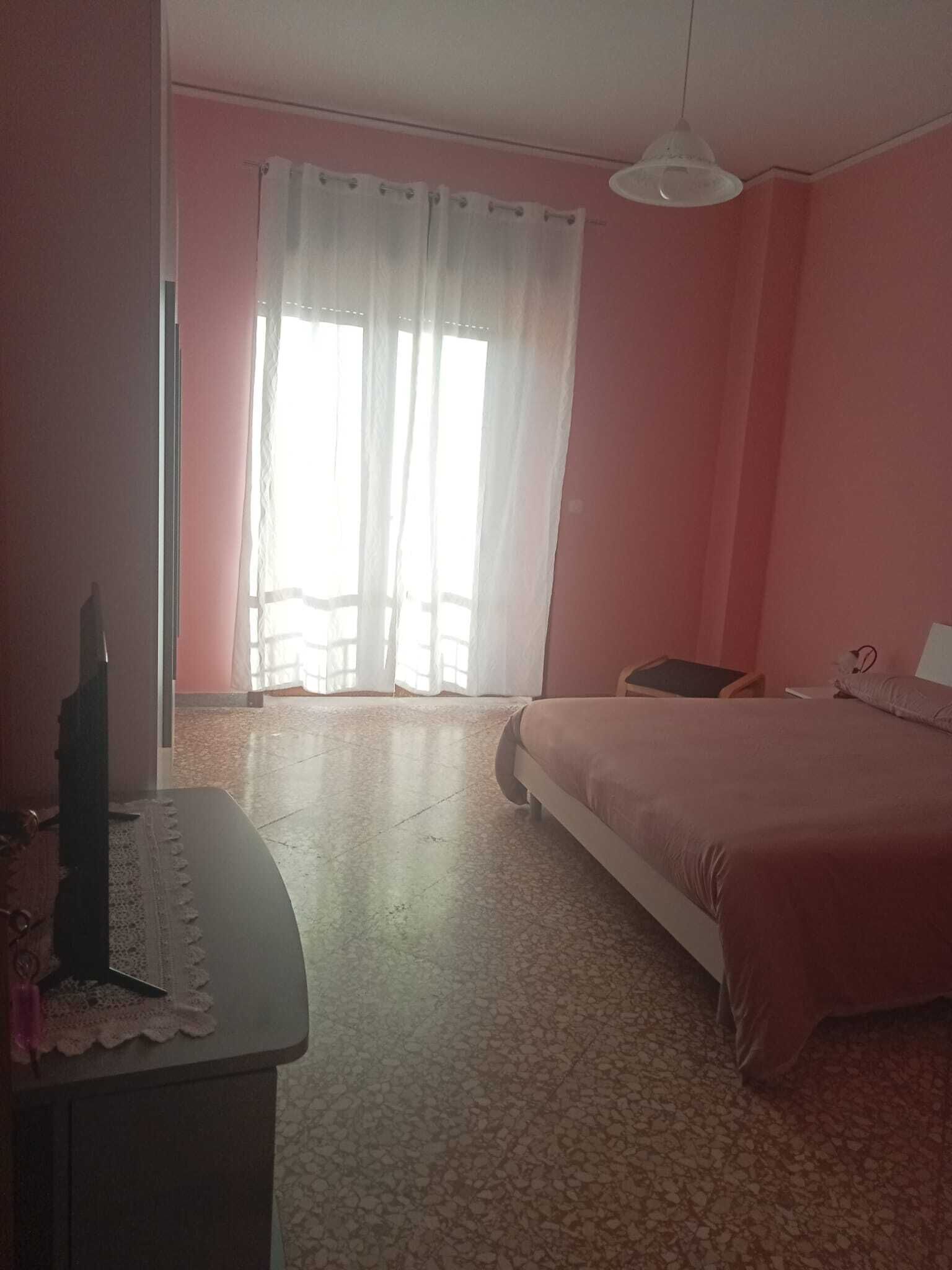 1 camera, culla da viaggio, lenzuola