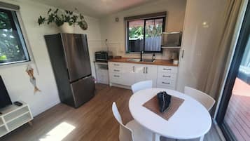 Kühlschrank, Mikrowelle, Herdplatte, Wasserkocher mit Kaffee-/Teezubehör