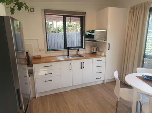 Réfrigérateur, micro-ondes, plaque de cuisson, cafetière/bouilloire