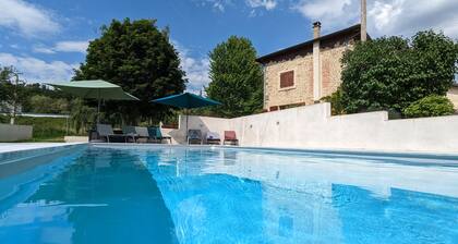Casa de vacaciones 'Chez Nancy' con vistas a la montaña, piscina privada y Wi-Fi