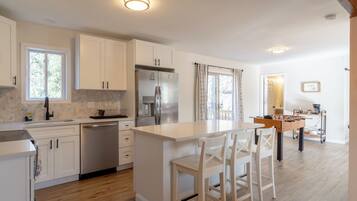 JÀÀkaappi, mikroaaltouuni, uuni, liesi