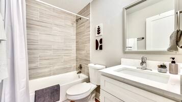 Secadora de cabello, toallas, jabón, shampoo