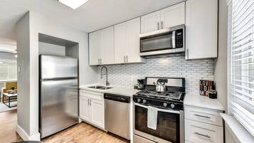 Microondas, horno, parrilla de estufa y lavavajillas