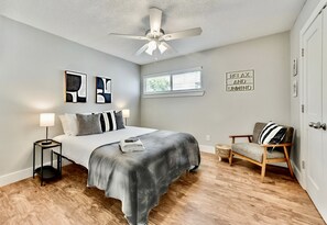 2 bedrooms, desk, iron/ironing board, travel cot - Global Cup Bright and Cheerful, near Fair Park (Dallas)
