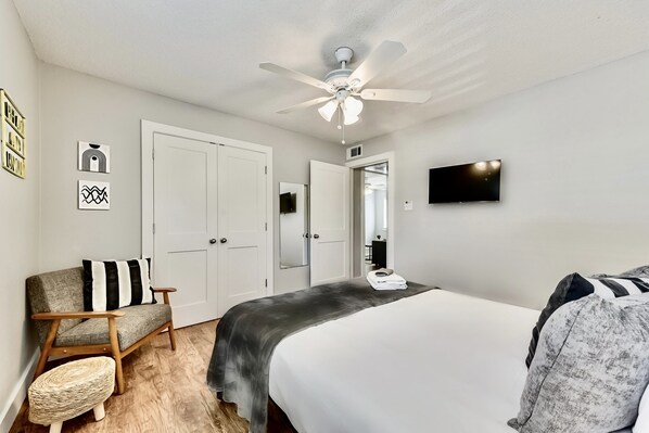 2 soverom, skrivebord, strykejern/-brett og reiseseng for barn