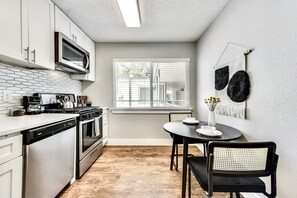 Mikrobølgeovn, ovn, kokeplater og oppvaskmaskin