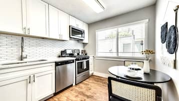 Microondas, horno, parrilla de estufa y lavavajillas