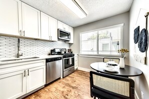 Mikrobølgeovn, ovn, kokeplater og oppvaskmaskin