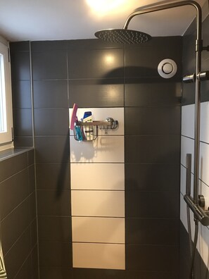 Dusche, kostenlose Toilettenartikel, Haartrockner, Handtücher