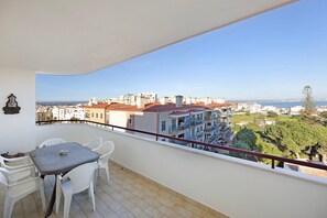 Outdoor dining - Lagos Ocean View Apartment with Sea View, Balcony and Wi-Fi (Lagos)