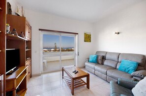 TV - Lagos Ocean View Apartment with Sea View, Balcony and Wi-Fi (Lagos)