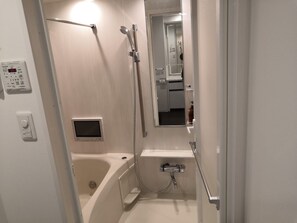 Secador de cabelo, toalhas de banho, sabonete, shampoo