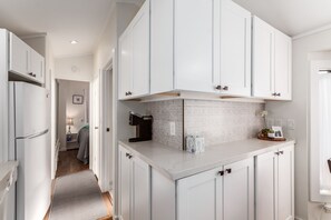 冰箱、微波炉、烤箱、炉灶