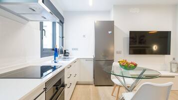 Refrigerador, horno, cafetera y tetera y tetera eléctrica