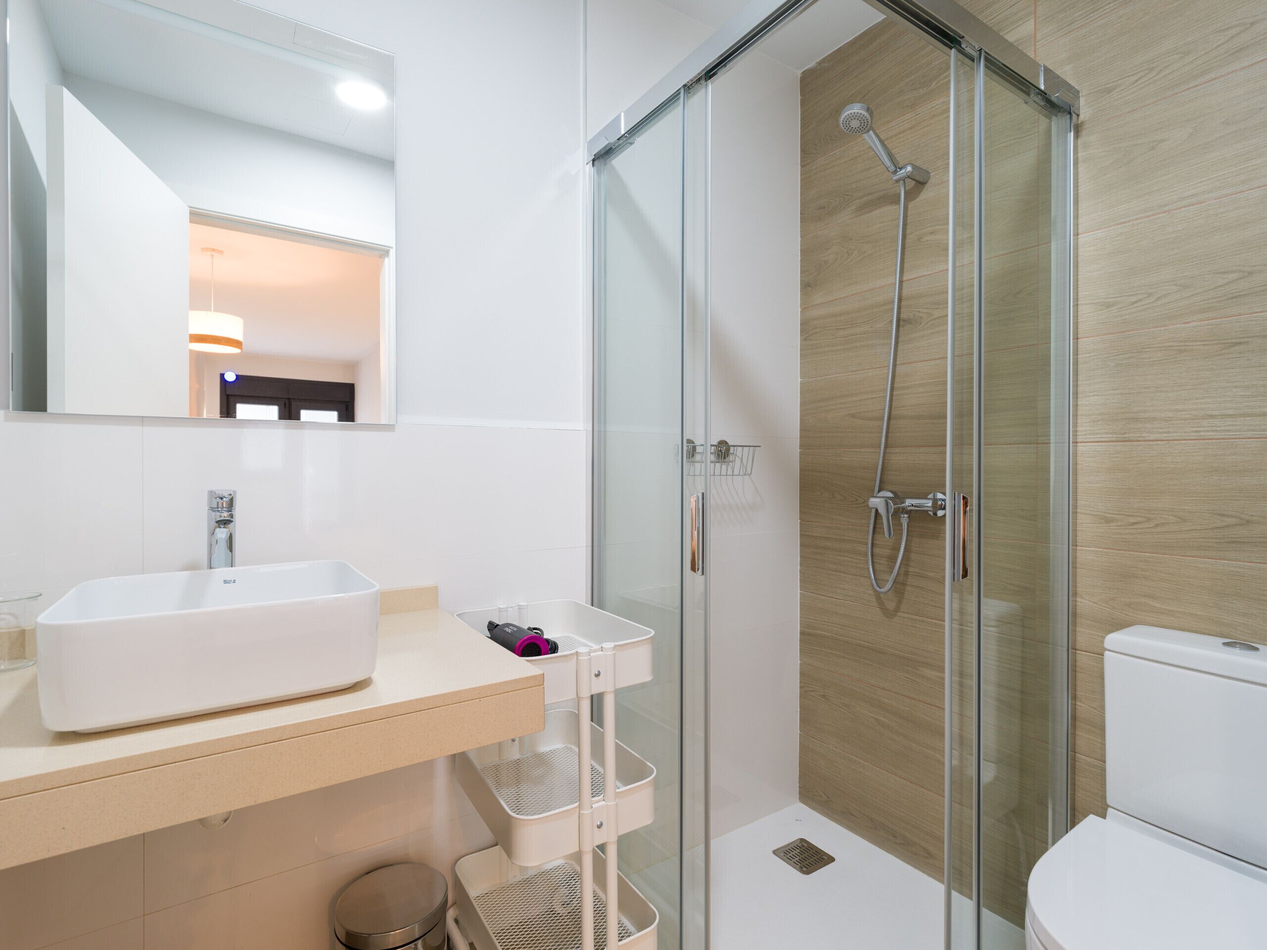 Douche, sèche-cheveux, serviettes fournies, papier toilette