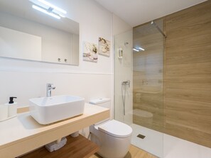 Suihku, hiustenkuivaaja, pyyhkeet