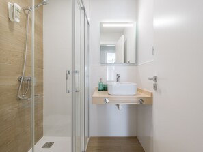 Shower, hair dryer, towels, shampoo
