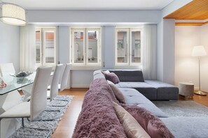 TV - ‘Boutique Santa Catarina 2’ Apartment with Lake View, Wi-Fi and Air Conditioning (Porto)