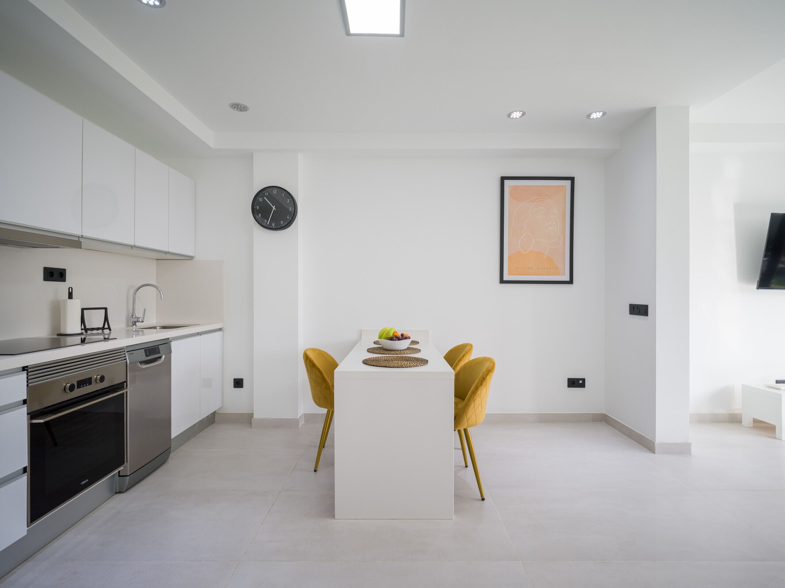 Refrigerador, microondas, lavavajillas y cafetera y tetera 